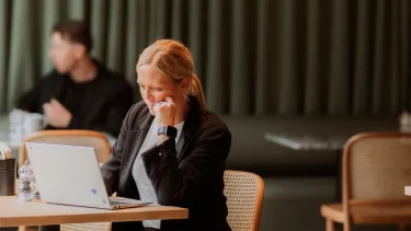 En person som läser våra artiklar på Business Region Göteborg