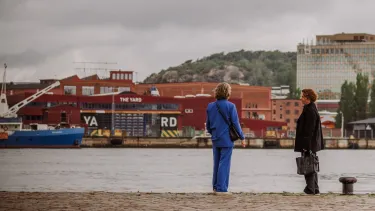Två personer står vid hamnen, Stenpiren Göteborg