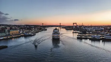 Analys och rapporter för Göteborgsregionen: Göteborgs hamn med Stena Line-färjan och logistikflöden under kvällstid.