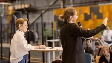 Charlotta Johansson och Madelene Näslund modererar ett TechMeetUp på The Yard