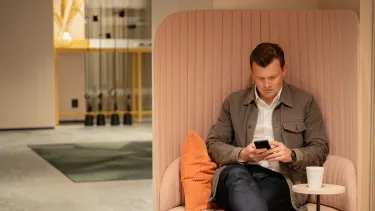 En person som läser en rapport i Business Regions Göteborgs kunskapsbank