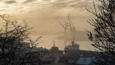 göteborgs hamn i skymningsljus