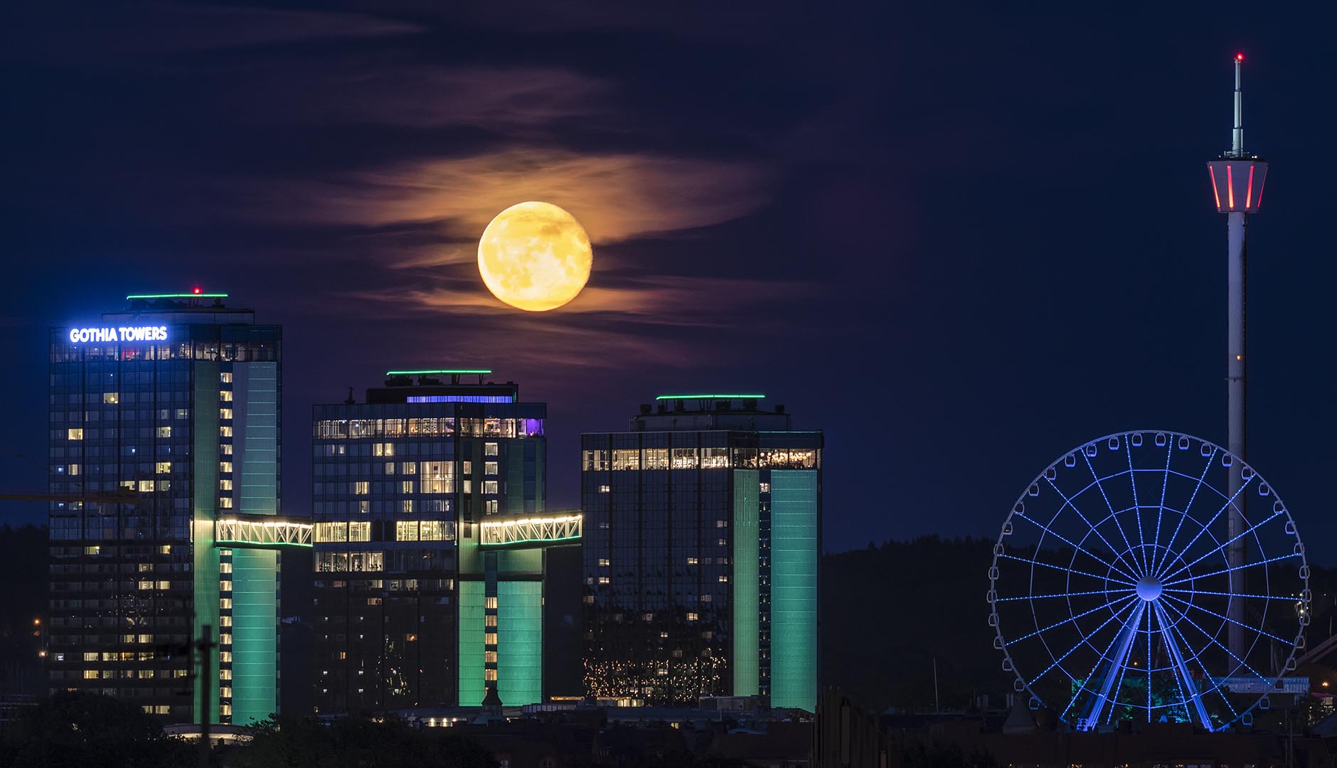 Hotell Gothia Towers upplyst av fullmåne