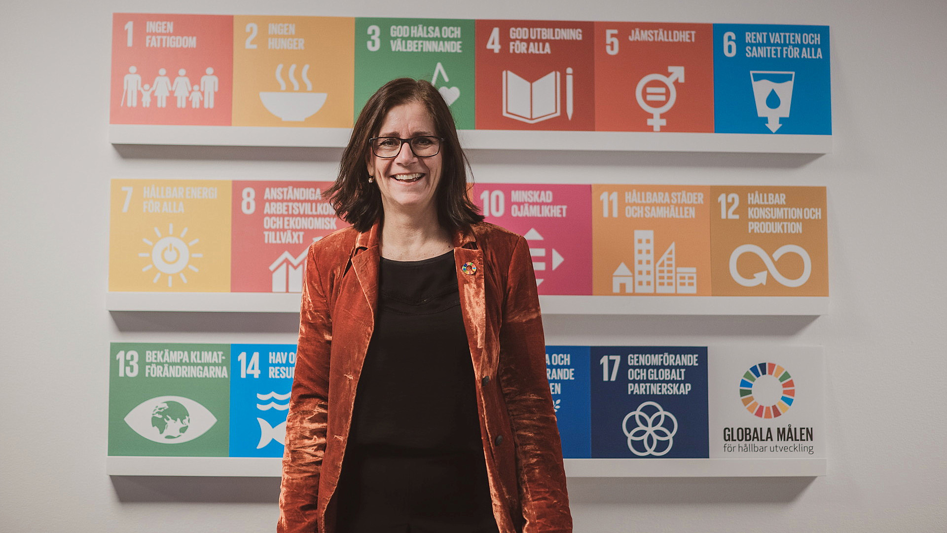 Eva-Lena står framför korten med de 17 globala målen