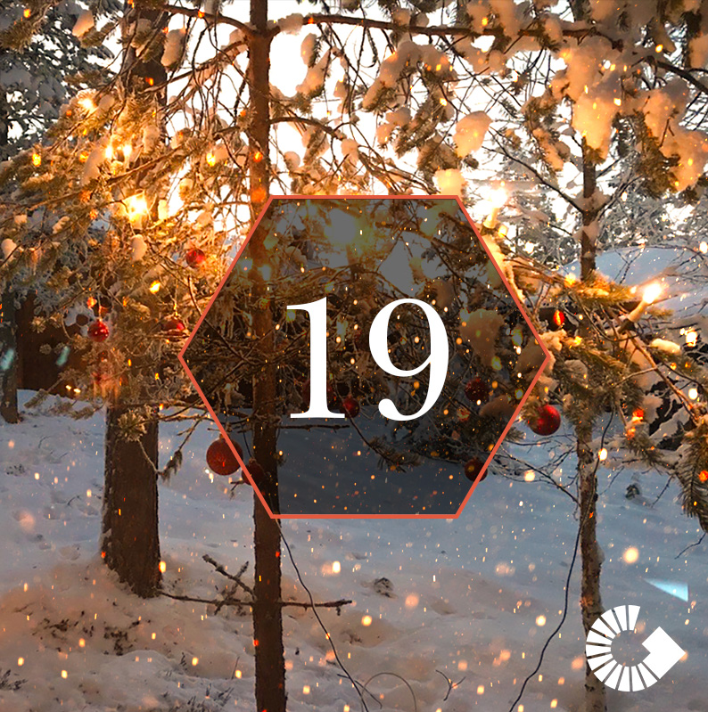Julkulor i träd i vinterlandskap, hexagon med siffran 24