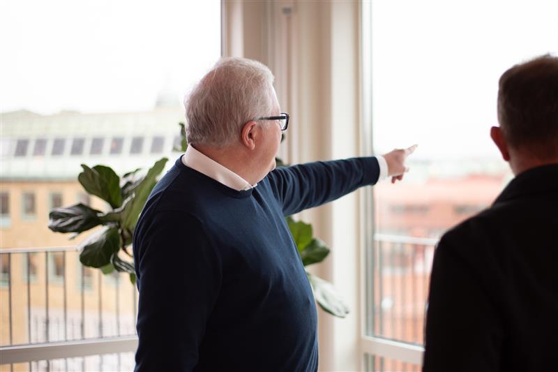Staffan Truvé pekar på kontor
