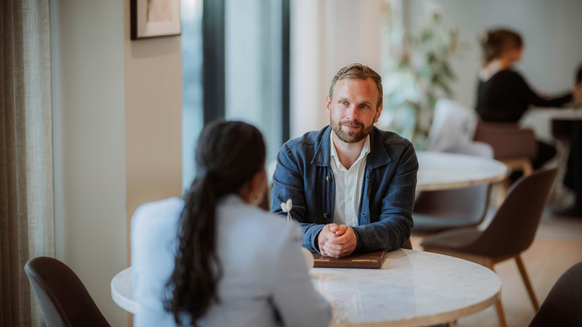 personer pratar om väsentlighetsanalys CSRD