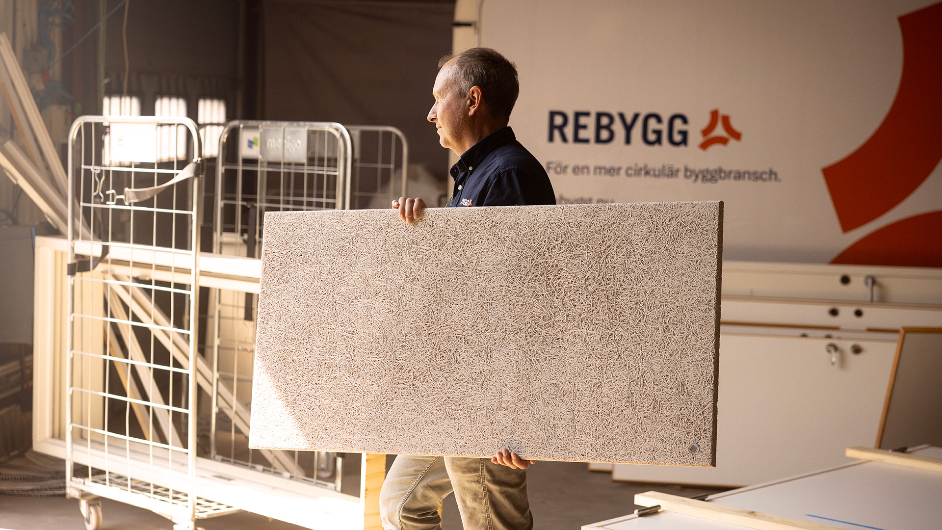 Person med återbrukat material-Rebygg