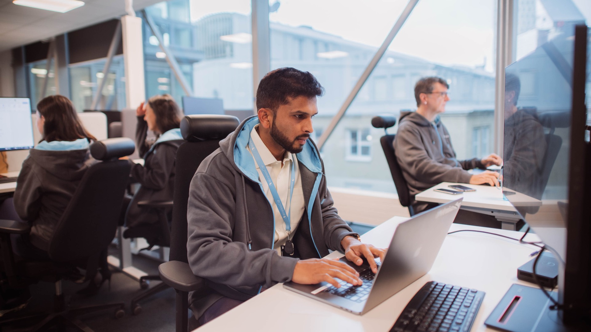 Cybersäkerhet, personer på kontor