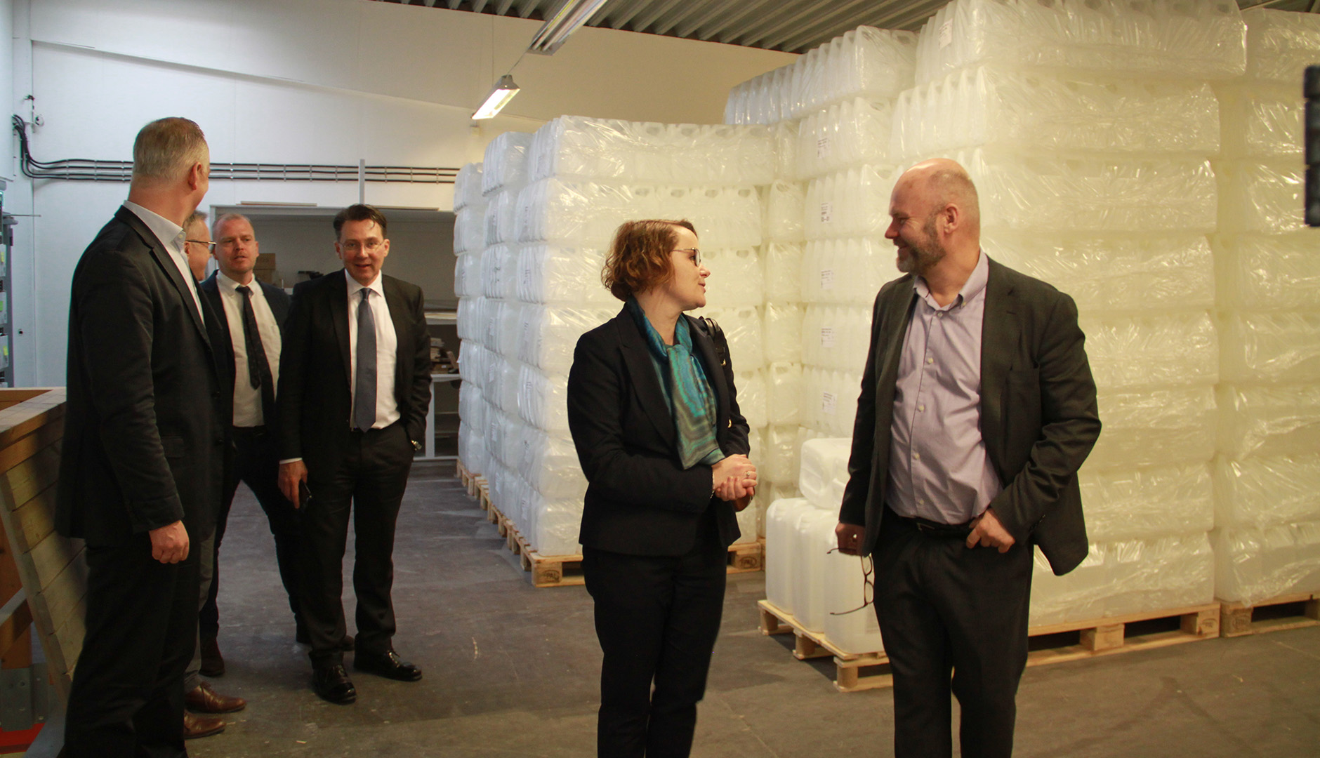 Anna-Karin Jatko, generaldirektör för Exportkreditnämnden, samtalar med Herje Boström när myndigheten besökte SiOO:X nyligen.