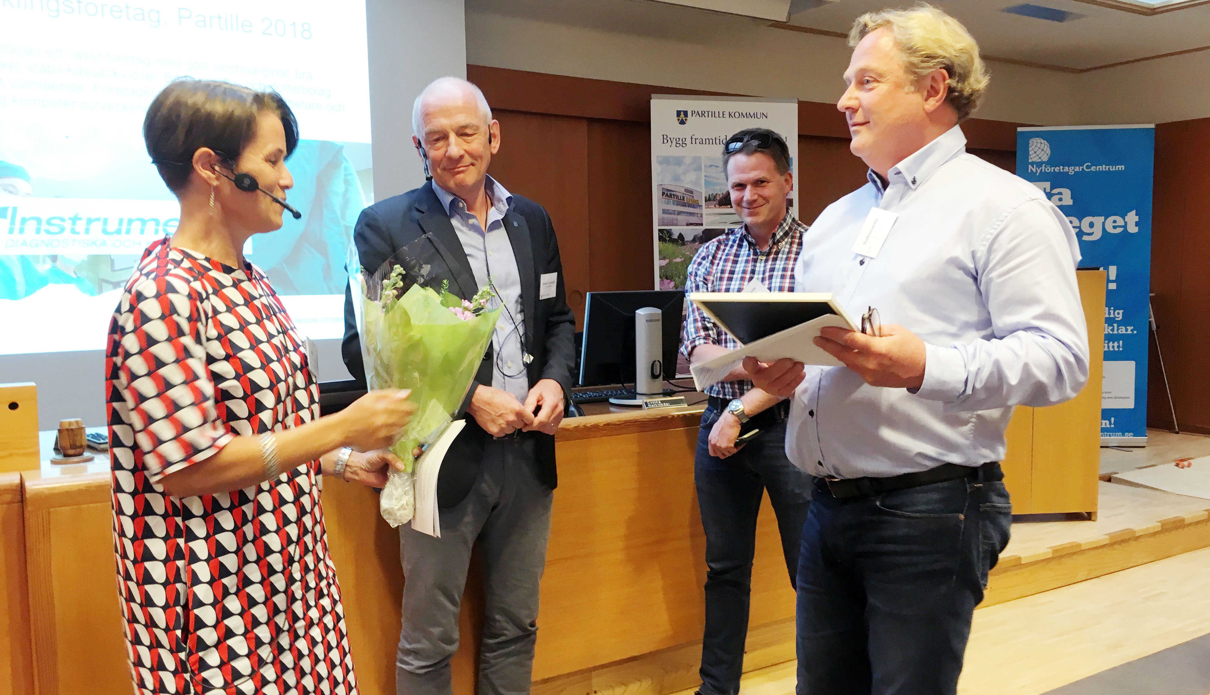 Charlotta Johansson från Business Region Göteborg delade ut pris till Instrumenta AB som blev Årets Utvecklingsföretag i Partille 2018.