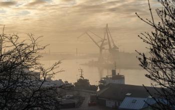 göteborgs hamn i skymningsljus
