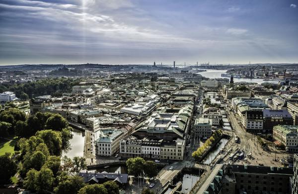 Vy över centrala Göteborg, hamneninloppet och älvstranden